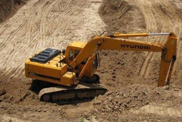 平整土地施工挖断军用光缆，挖掘机操作员被判刑8个月